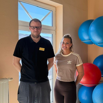 Trainer Lukas mit Trainerin Anna im Kursraum