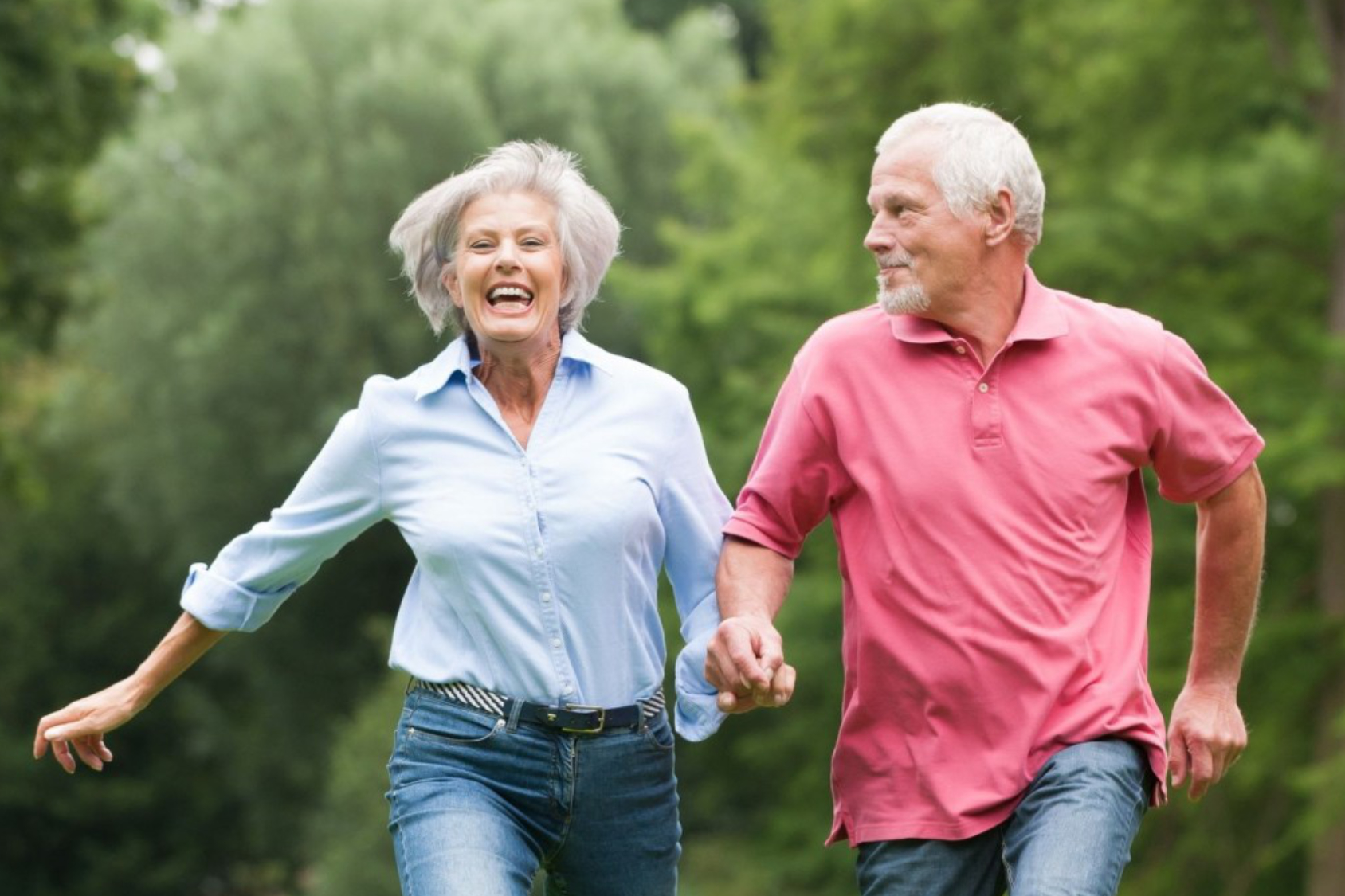 Молодое долголетие. Пожилые люди. Счастливые пенсионеры. Счастливые пожилые люди. Активные пожилые люди.